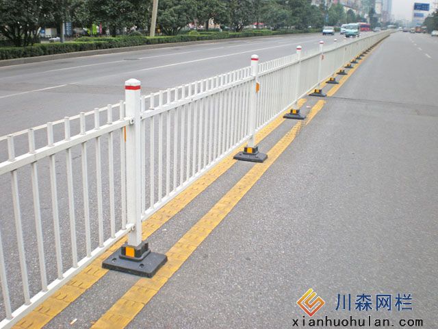 河堤鋅鋼護(hù)欄銹跡該如何處理?