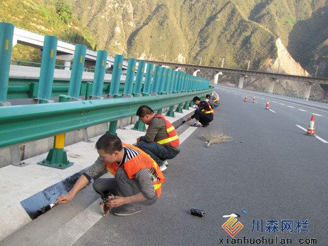 鐵路路基鋅鋼護(hù)欄采用什么樣的電鍍工藝進(jìn)行工生產(chǎn)?